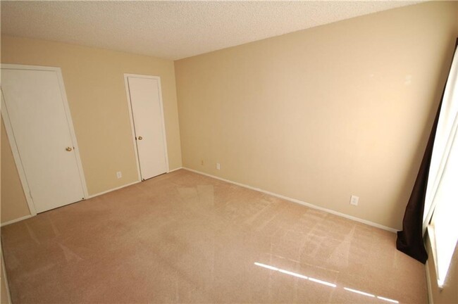 Building Photo - Spacious 3-Bedroom Townhouse with Great Am...