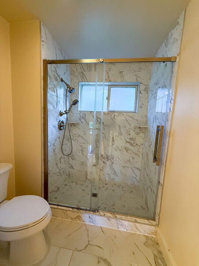 Building Photo - 4bd/3.25ba Seattle House