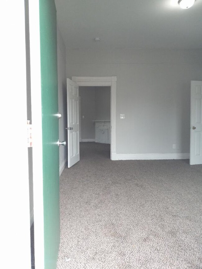 Building Photo - 2BR/1BA Section 8 Accepted