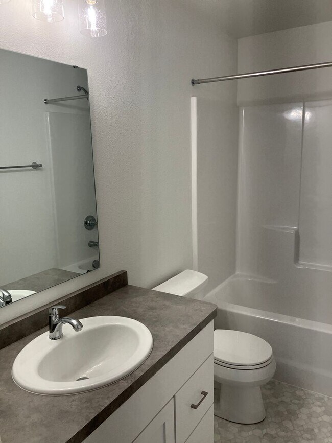 Building Photo - 4 Bed  3 Bath Twin Home