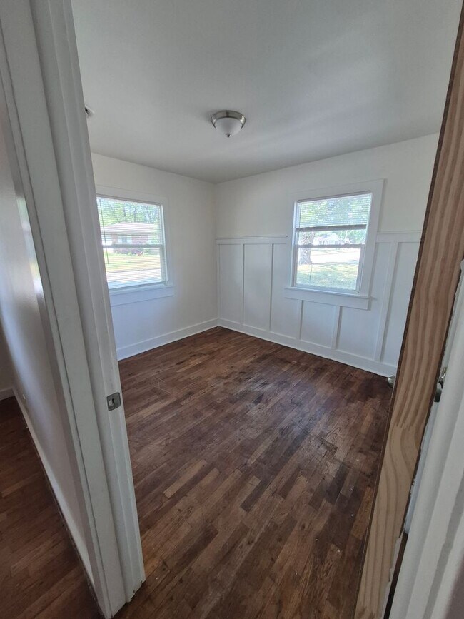 Building Photo - 2 bed, 1 Bath house in Bolivar, Mo! Call Quick!