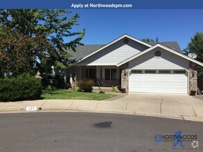 Building Photo - Beautiful 3 Bedroom 2 Bath Home Located in...