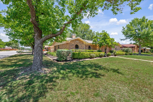 Building Photo - "Spacious 4-Bedroom Hardwood & Granite Fin...