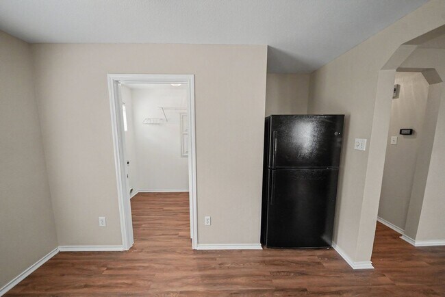 Building Photo - 11114 Hillsdale Loop