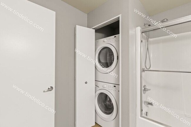 Building Photo - Luxurious 1BR/1BA Condo in Matthew Frank Community - Your Ideal Urban Retreat! (W/S/G included)