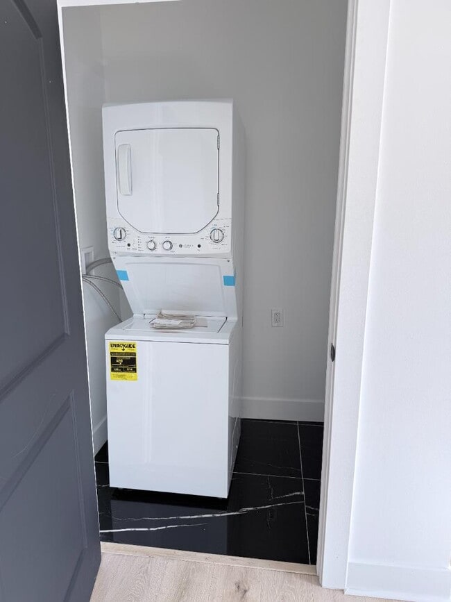 Building Photo - 828 E Main St