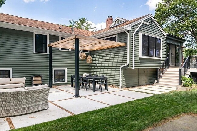 Building Photo - 2 Hazelwood Dr
