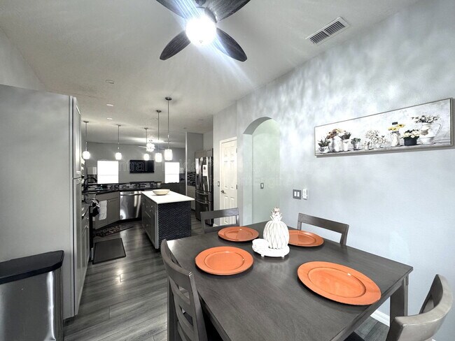 Building Photo - 736 Kildrummy Dr