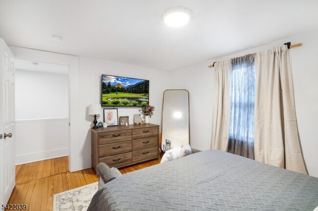 Building Photo - 60 Searing St