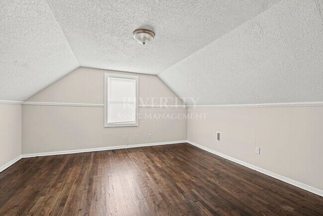 Building Photo - Beautifully Renovated 4 Bed / 2 Bath Home with Over 2,000 Sq Ft! Section 8 Welcomed