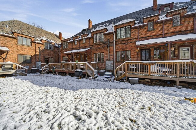 Building Photo - 2 Bedroom, 2 Bath Townhome located directly across from Franklin Park Conservatory