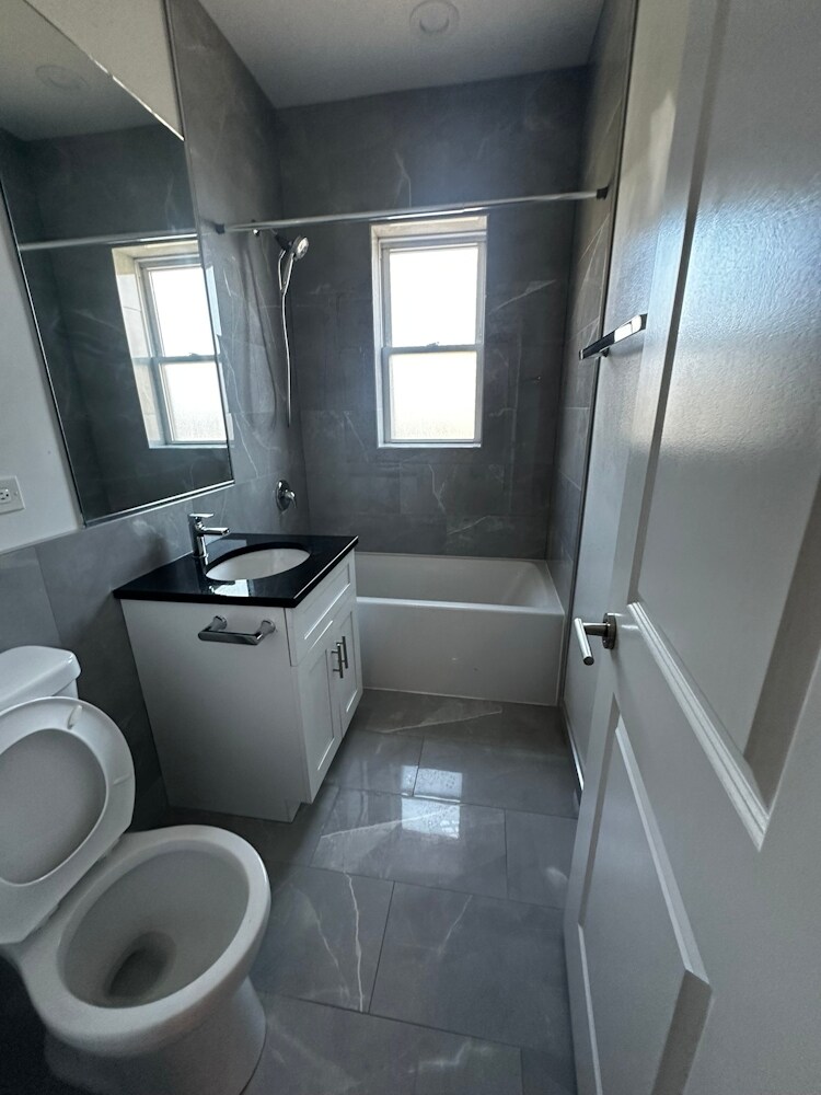 Building Photo - 1145 W Lunt Ave