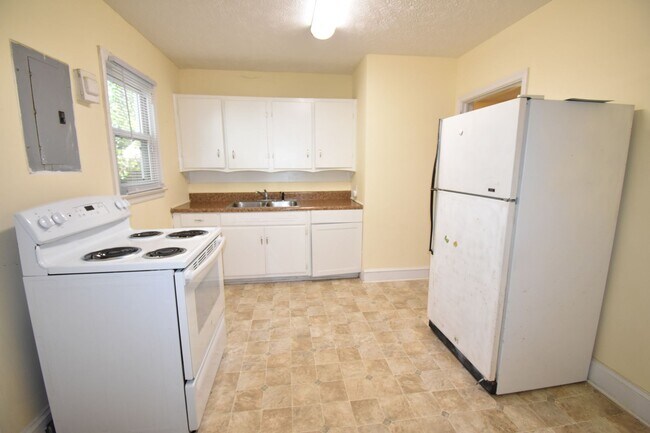 Building Photo - 2 Bedroom and 1 Bath Home (Pets Negotiable)