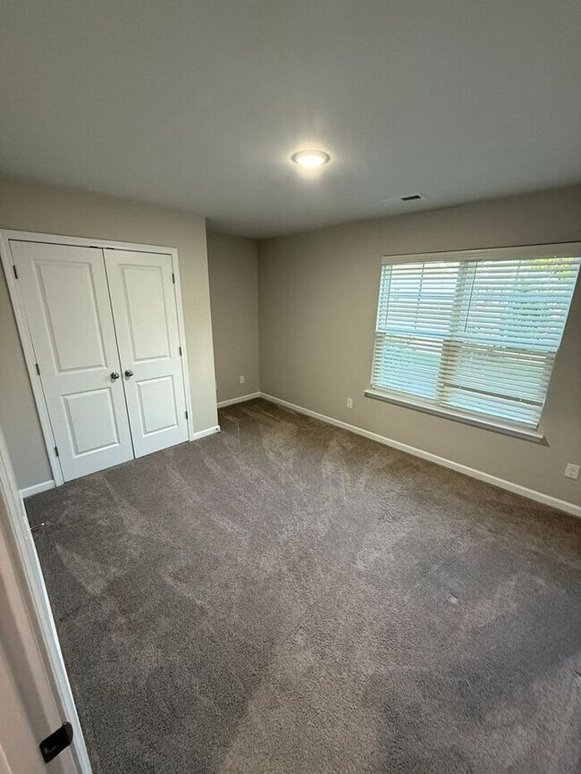Building Photo - **Charming 3-Bedroom Home in Peaceful Stan...