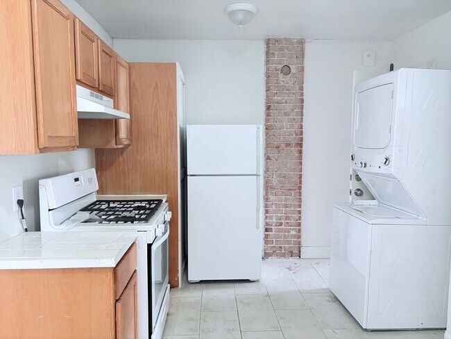 Building Photo - Vintage Charm Meets Downtown Convenience!