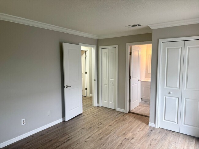 Building Photo - Completely Renovated 3/2 Located in Quiet Palm Harbor Community