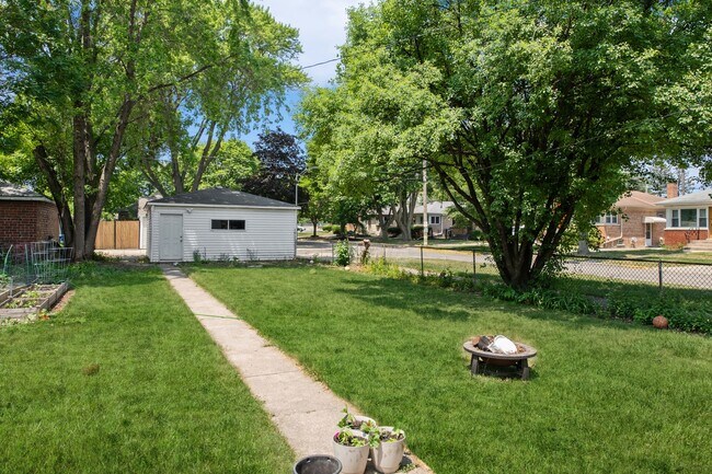 Building Photo - 919 Dunlop Ave
