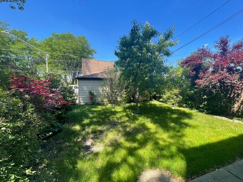 Building Photo - 5058 W Schubert Ave