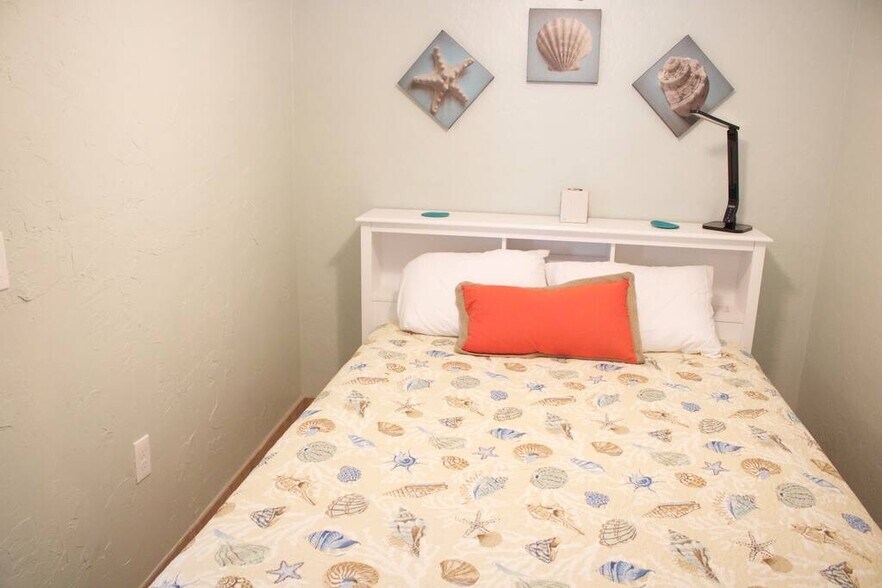 Building Photo - 5009 TANGERINE AVE S