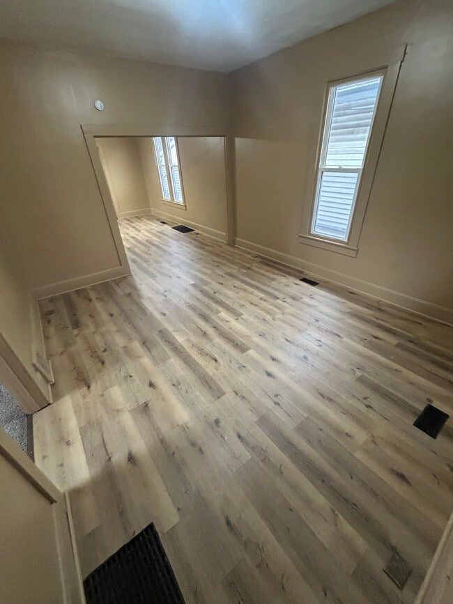 Building Photo - 606 E Riverside Dr