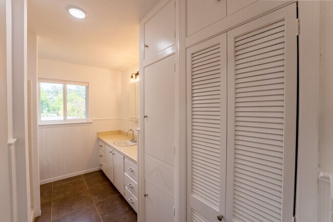 Building Photo - Hidden Gem | 4 bed 3 bath home in highly sought after Windsor Park!!!