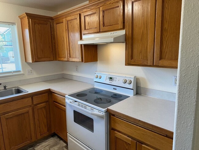 Building Photo - Updated 2 bedroom 2 bath triplex in Spring...