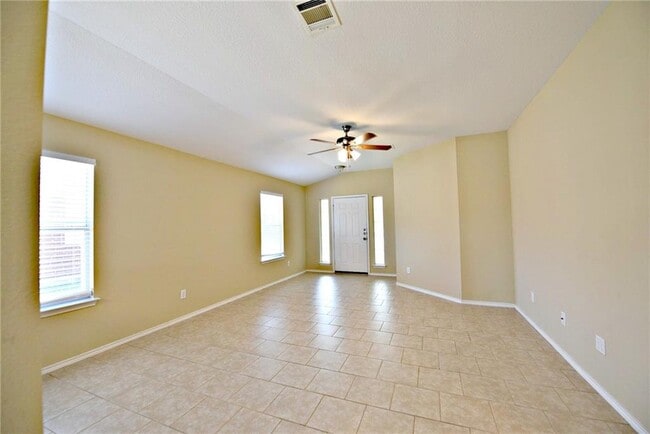 Building Photo - 1110 Henderson Dr