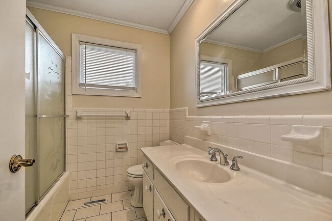 Building Photo - 1808 Sherwood Pl