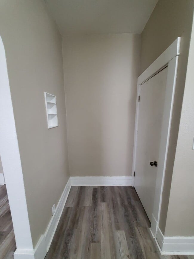 Building Photo - COMING SOON!! 506 Denver- large 3 bed house! **PETS OK**