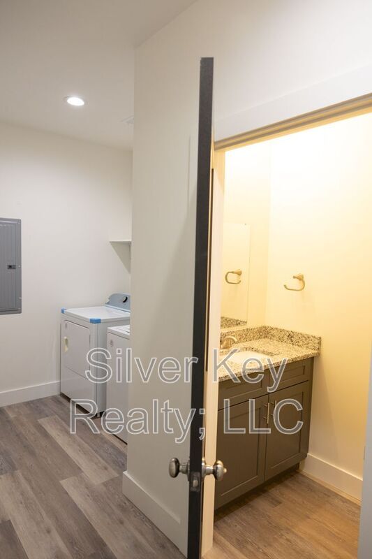 Building Photo - 1985 Highway 411