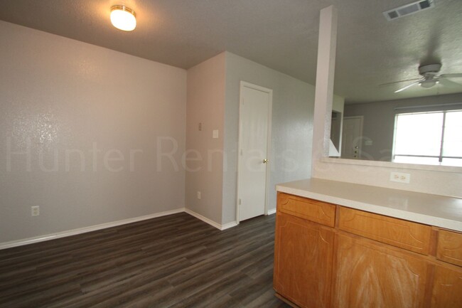 Building Photo - Amazing Three-Bedroom Townhome!