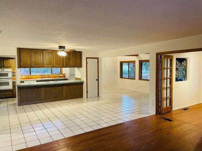 Building Photo - Village of Oak Creek