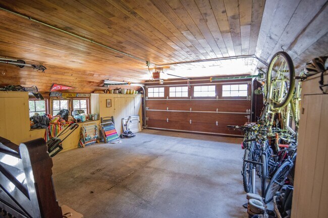 Building Photo - Luxurious Portland Heights home tucked away on a private street on nearly half an acre.