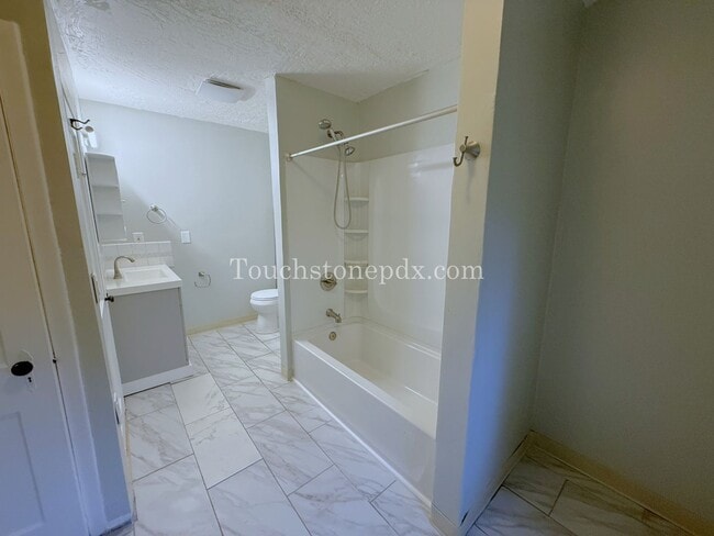 Building Photo - Bright Milwaukie Home with Deck and Large Yard!
