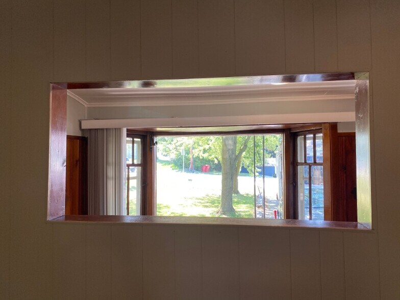 Building Photo - 8036 Lake Shore Dr