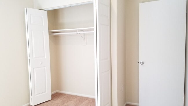 Building Photo - Renovated townhouse in established Frederi...