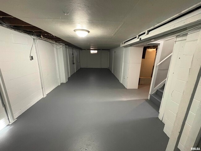 Building Photo - 2324 W Gilbert Ave