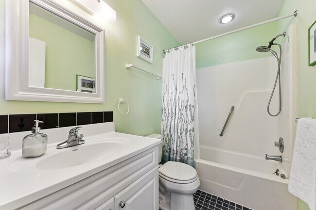 Building Photo - 1032 N Fletcher Ave