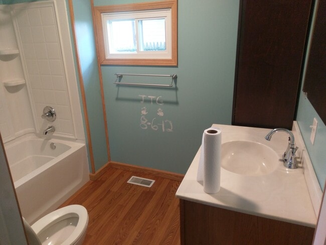 Building Photo - 502 Eben Ave