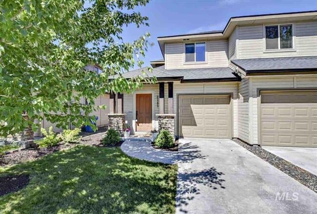 Primary Photo - 3 Bedroom Townhouse Located in South East ...