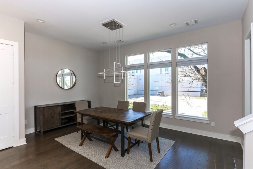 Dinning - 3107 Saint Charles St