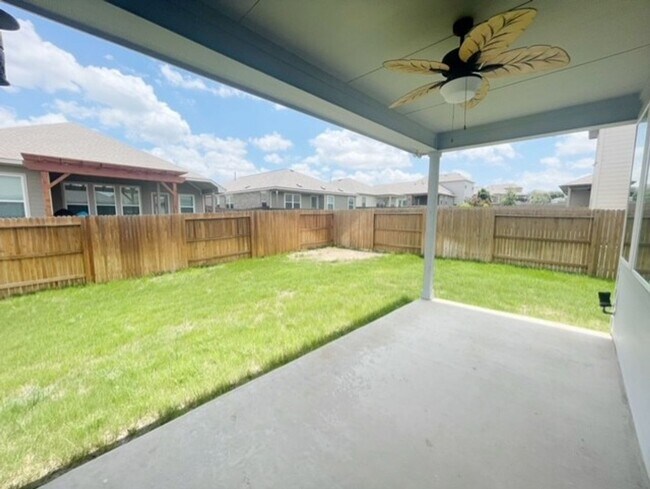 Building Photo - This stunning, 4BED/2BATH, well maintained...