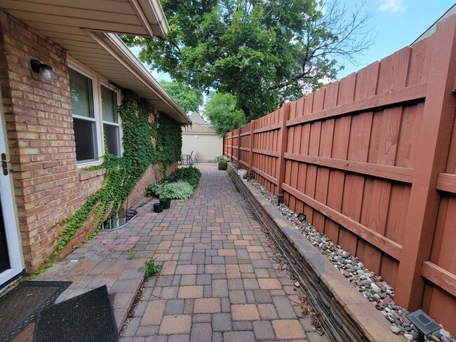 Building Photo - 3bd/2ba Mpls House with Optional 3rd Bd & ...