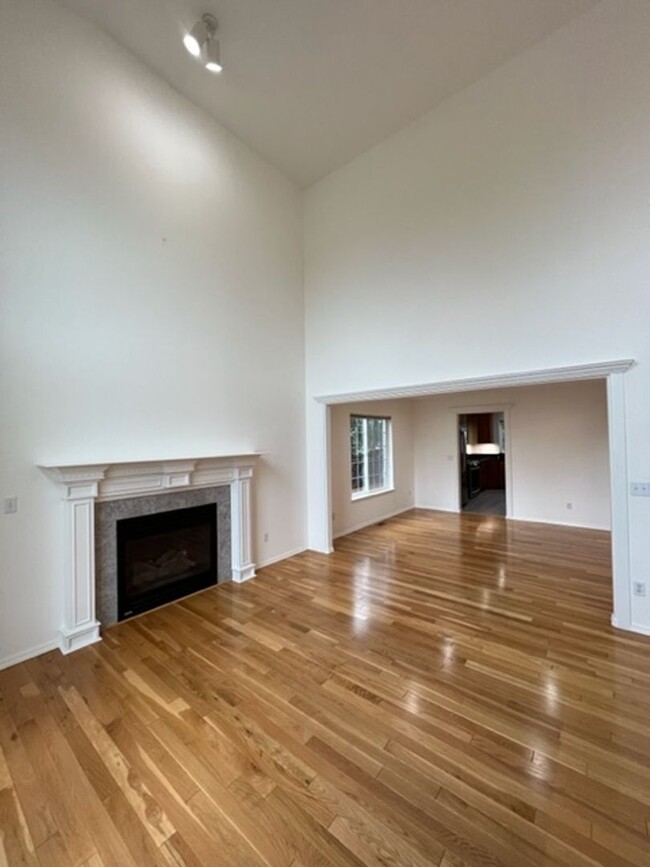 Building Photo - Beautiful 4 Bedroom Eagle River Home!