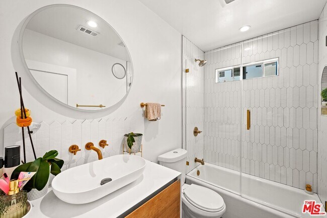 Building Photo - 3871 Roxton Ave