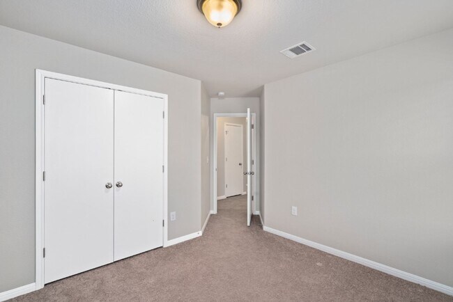 Building Photo - 341 Twisted Oaks Ln