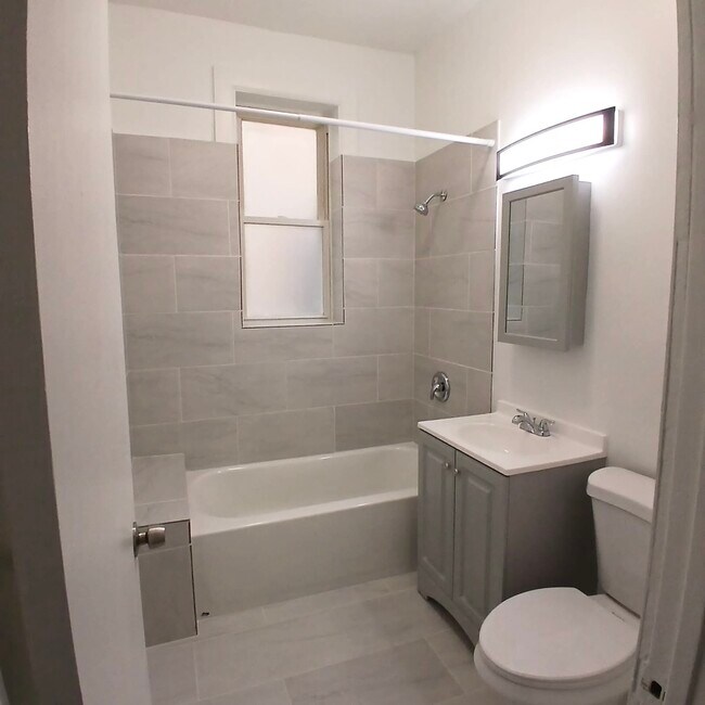 Building Photo - 4058 W Hirsch St