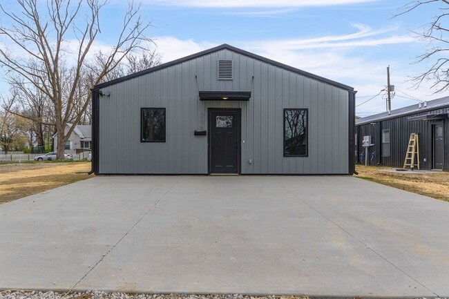 Building Photo - 204 3rd Ave