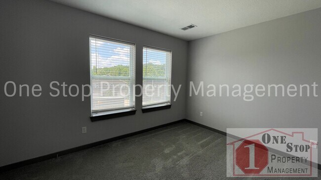 Building Photo - 3 Bedroom, 2.5 Bath Modern Townhome in Nor...