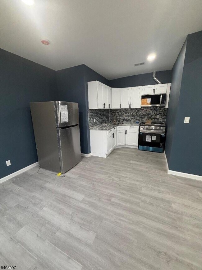 Building Photo - 566 Hawthorne Ave